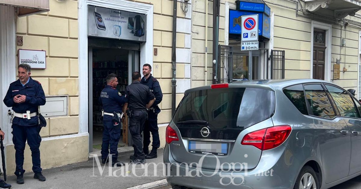 Controlli della polizia municipale in via Roma a Grosseto