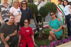 La-foto-di-famiglia-con-lolivo-dedicato-a-Lorenzo-Guidi
