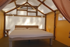 Safari-Tent-Interno-campeggio-principina