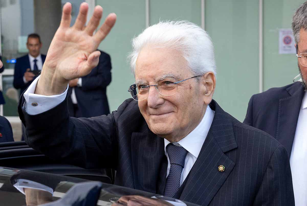Grosseto - Il Presidente Sergio Mattarella al termine della visita alla Stanza Rosa del pronto soccorso dell'Ospedale Misericordia, risponde al saluto dei presenti, oggi 17 settembre 2026.
(Foto di Paolo Giandotti - Ufficio per la Stampa e la Comunicazione)