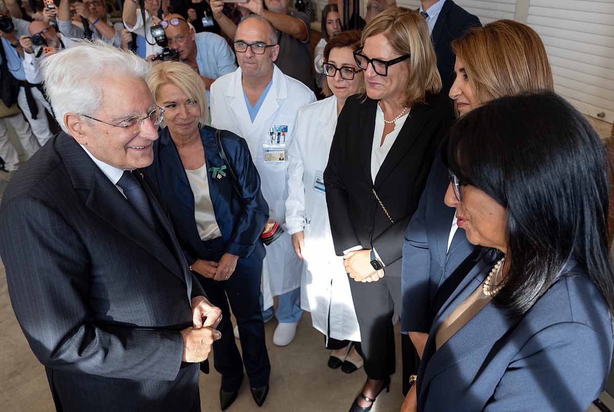 Grosseto - Il Presidente Sergio Mattarella con Dott.ssa Biancamaria Rossi, Direttrice generale f.f. dell’Azienda USL
Toscana Sud-Est; la Dott.ssa Barbara Innocenti, Direttrice sanitaria, laDott.ssa Patrizia Castellucci, Direttrice dei servizi sociali, Dott.ssa Silvana Pilia, Direttrice del Presidio ospedaliero dell’area
grossetana, il Dott. Simone Geraci, Direttore f.f. pronto soccorso Grosseto e la Dott.ssa Vittoria Doretti, Responsabile della Rete regionale Codice
Rosa, in occasione della visita alla Stanza Rosa del pronto soccorso dell'Ospedale Misericordia, oggi 17 settembre 2026.
(Foto di Paolo Giandotti - Ufficio per la Stampa e la Comunicazione)