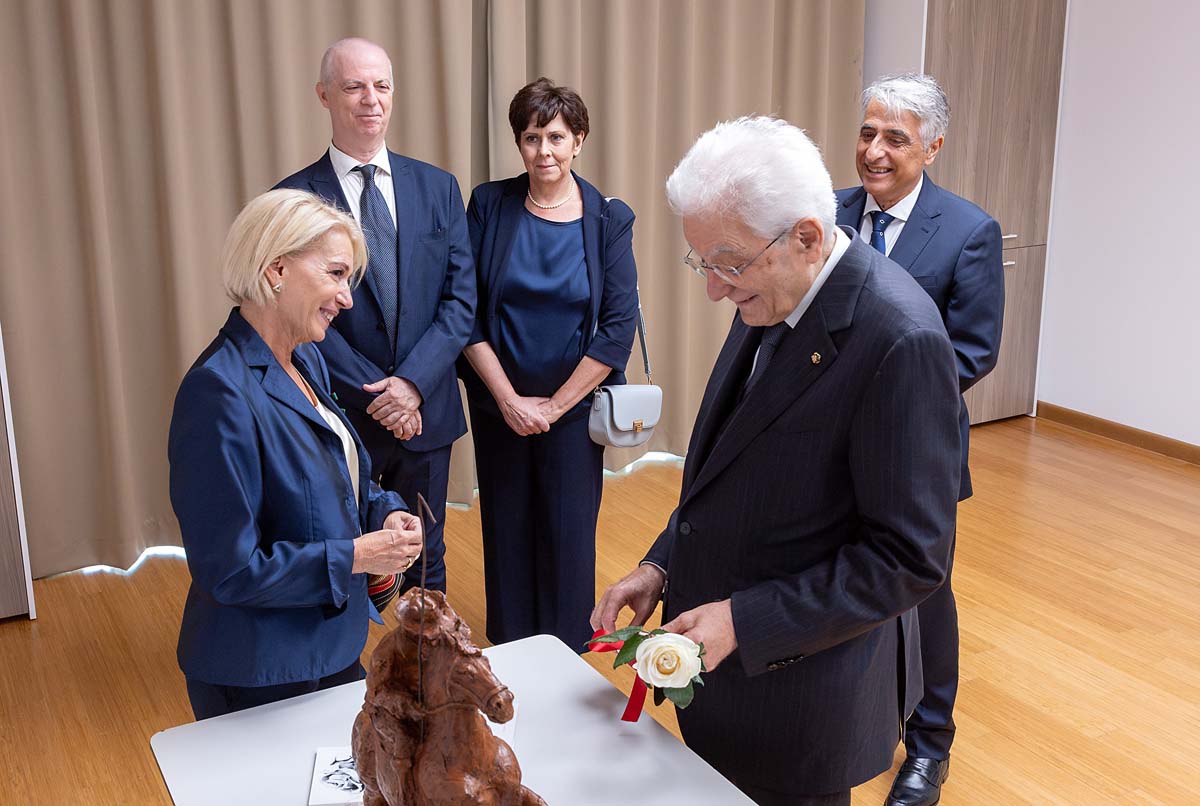 Grosseto - Il Presidente Sergio Mattarella riceve la rosa bianca, simbolo del Codice Rosa,  oggi 17 settembre 2026.
(Foto di Paolo Giandotti - Ufficio per la Stampa e la Comunicazione)
