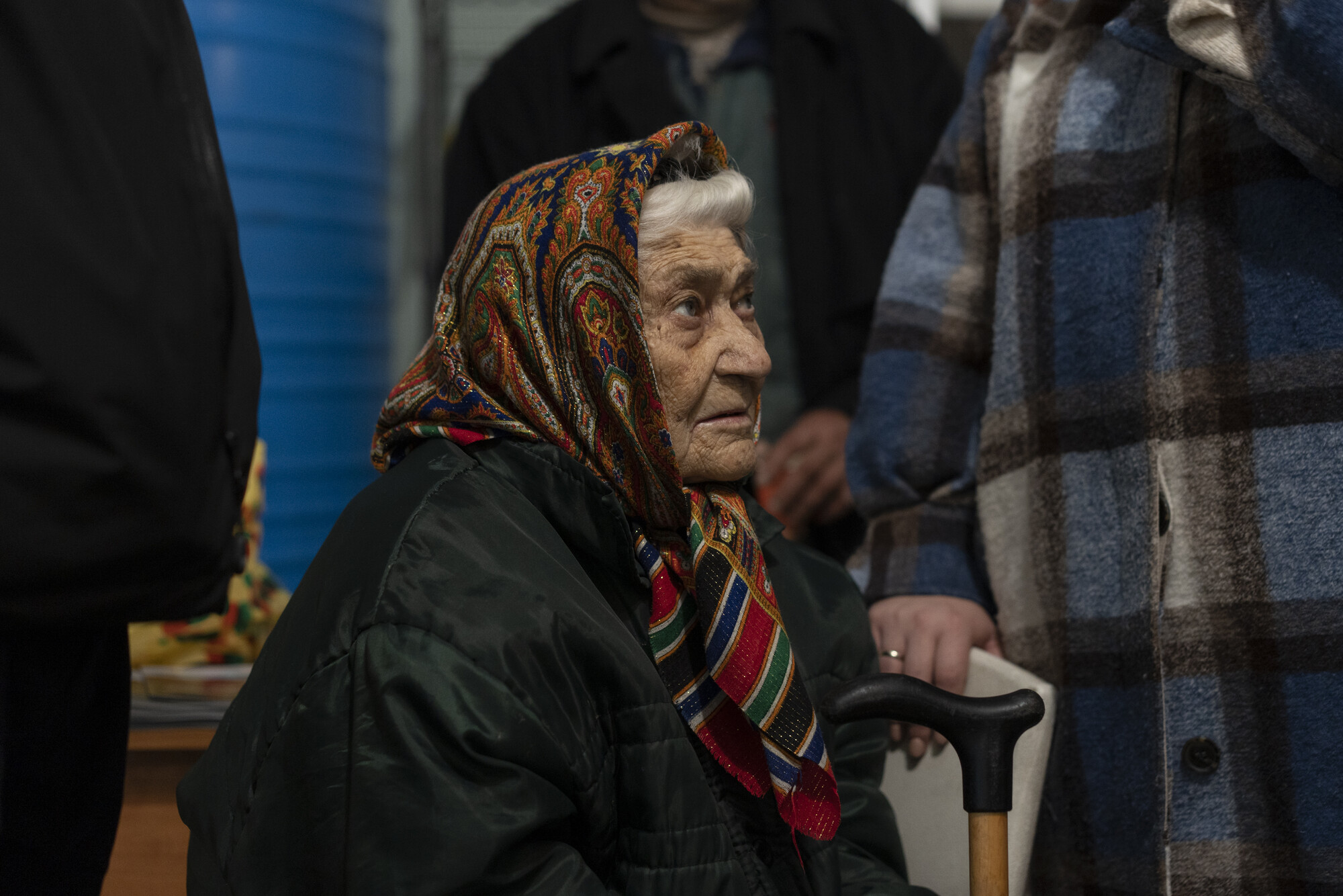 Jan Egeland with 91 year old Milana, in Zaporizhzhia reception centre. Up to 50 people managed to cross into Zaporizhzhia on Tuesday 22 November. 91 year old Ludmila and her daughter, 64-year-old Ludmila said they could no longer live in the basement of their bombed out house in Mariupol: ‘We had to leave or we would die’.
They were welcomed at a reception centre run by several organizations including NRC, where they register for a range of services and receive a hot meal.