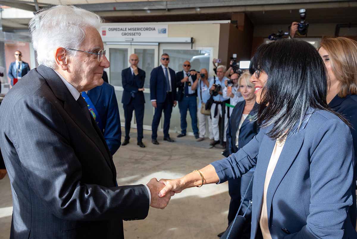 Grosseto - Il Presidente Sergio Mattarella accolto da EBiancamaria Rossi, Direttrice generale f.f. dell’Azienda USL Toscana Sud-Est in occasione della visita alla Stanza Rosa del pronto soccorso dell'Ospedale Misericordia, oggi 17 settembre 2026.
(Foto di Paolo Giandotti - Ufficio per la Stampa e la Comunicazione)