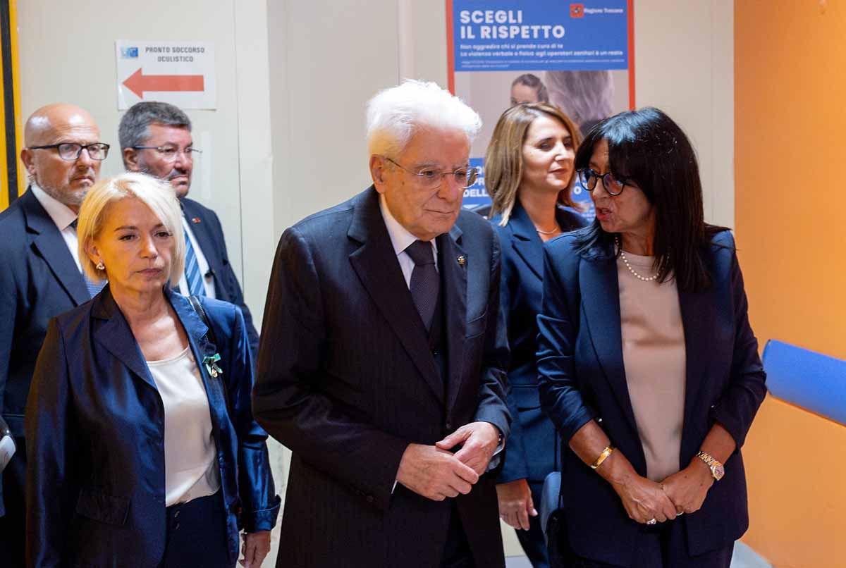 Grosseto - Il Presidente Sergio Mattarella nel corso della visita alla Stanza Rosa del pronto soccorso dell'Ospedale Misericordia, saluta il personale presente, oggi 17 settembre 2026.
(Foto di Paolo Giandotti - Ufficio per la Stampa e la Comunicazione)