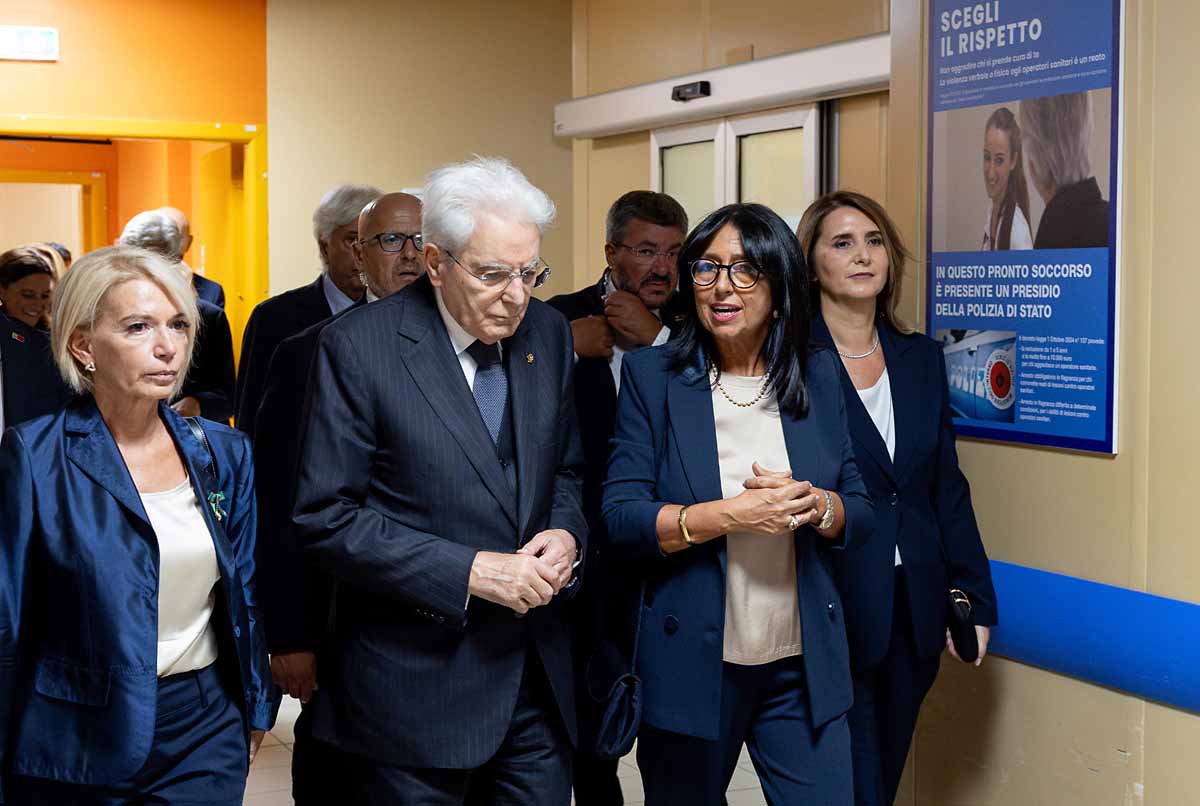 Grosseto - Il Presidente Sergio Mattarella nel corso della visita alla Stanza Rosa del pronto soccorso dell'Ospedale Misericordia, saluta il personale presente, oggi 17 settembre 2026.
(Foto di Paolo Giandotti - Ufficio per la Stampa e la Comunicazione)