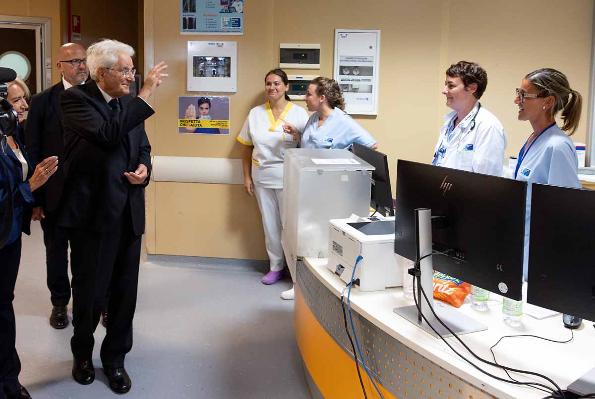 Grosseto - Il Presidente Sergio Mattarella nel corso della visita alla Stanza Rosa del pronto soccorso dell'Ospedale Misericordia, saluta il personale presente, oggi 17 settembre 2026.
(Foto di Paolo Giandotti - Ufficio per la Stampa e la Comunicazione)