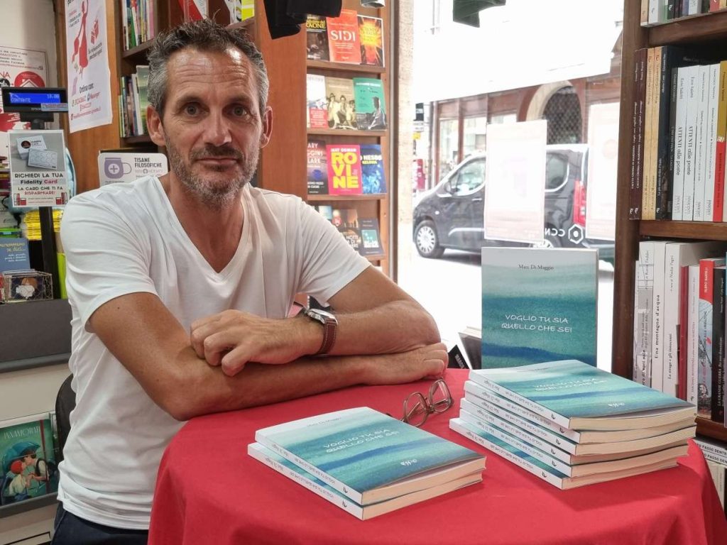 Marc Di Maggio con la copia del suo libro