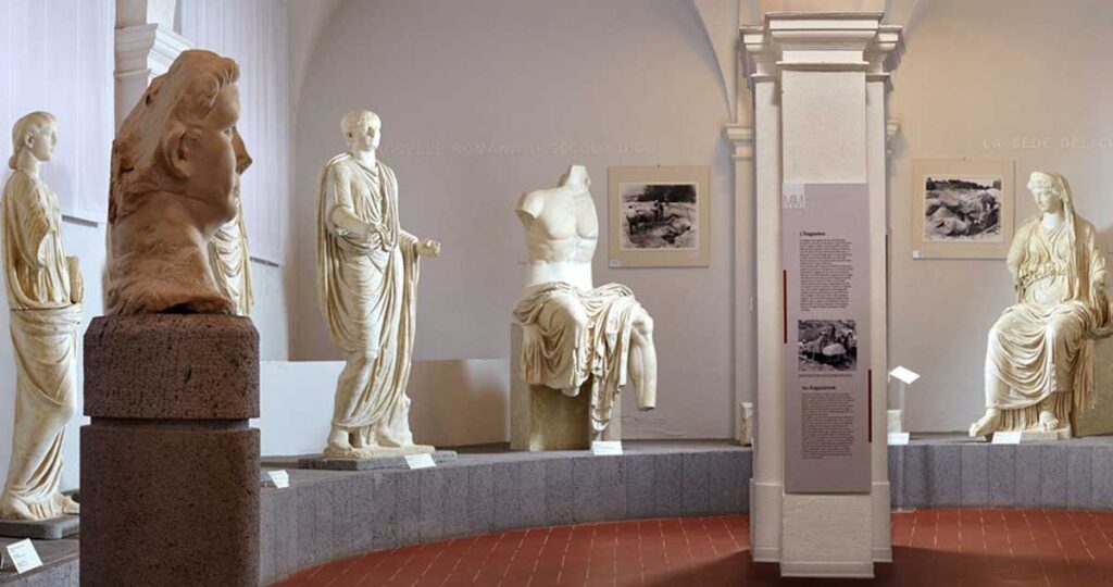 La sala delle Statue del Museo archeologico di Grosseto