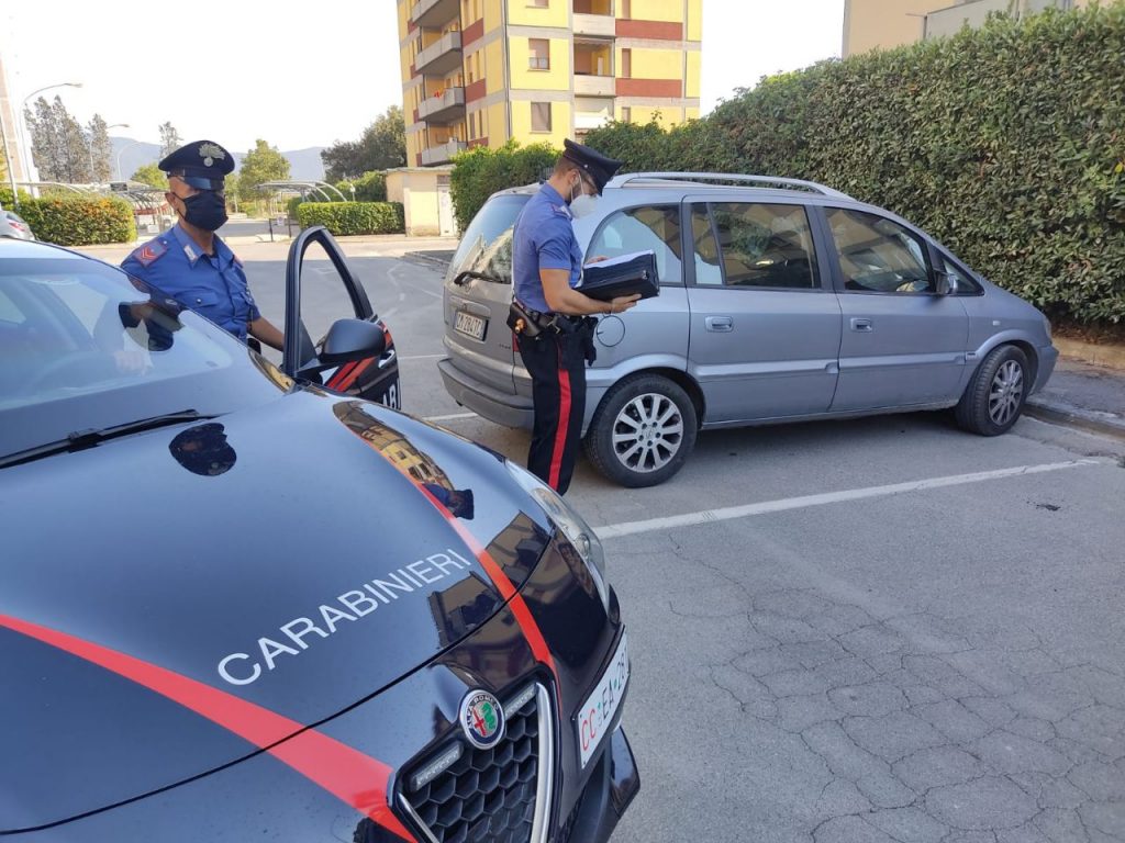 I carabinieri con una delle auto vandalizzate