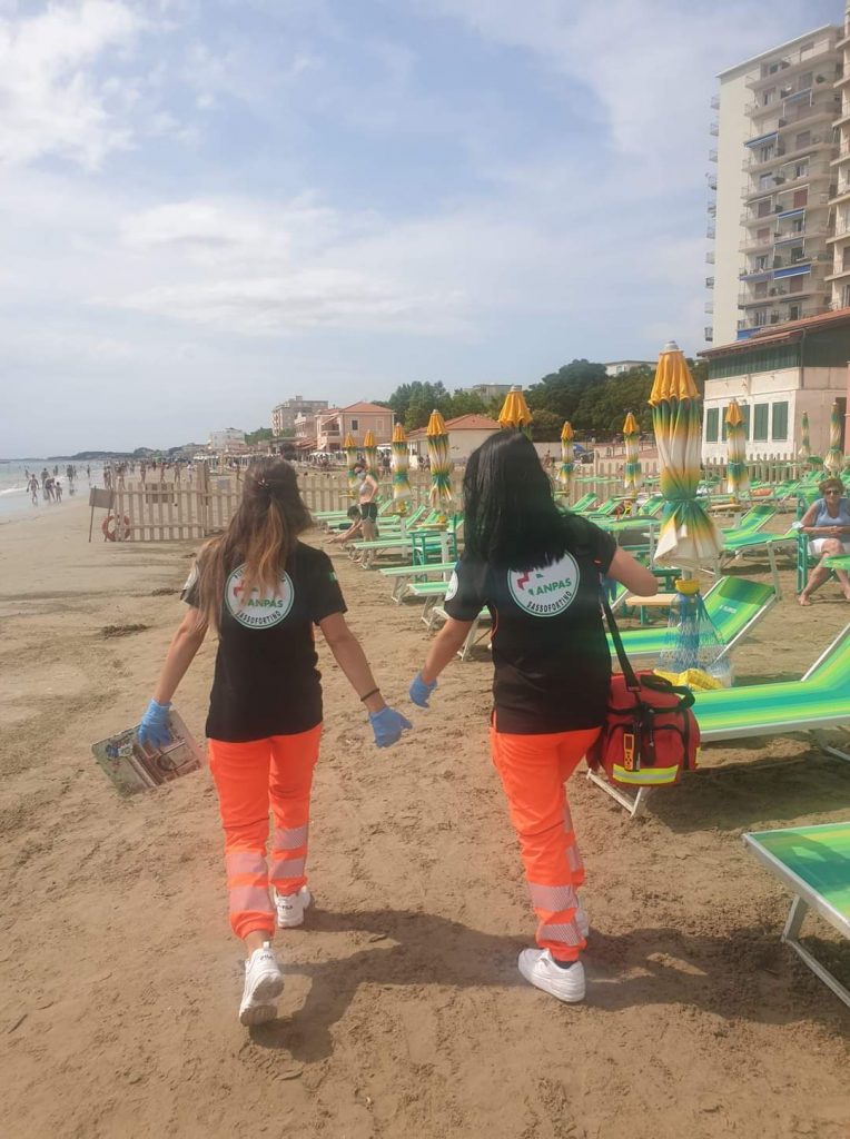 Volontari della Pubblica assistenza sulla spiaggia