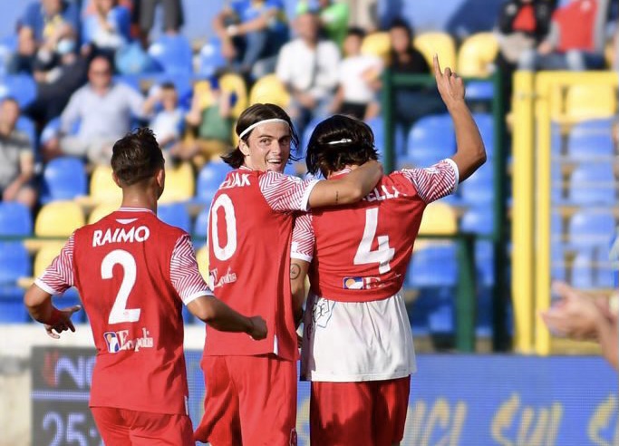 Riccardo Cretella dedica il gol del vantaggio contro la Carrarese a Gigi Ambrosio (foto Noemy Lettieri - Us Grosseto)