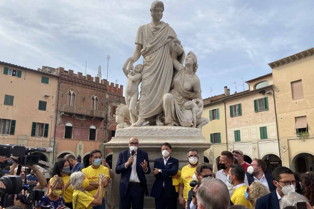 Conte con Culicchi sotto alla statua di Canapone