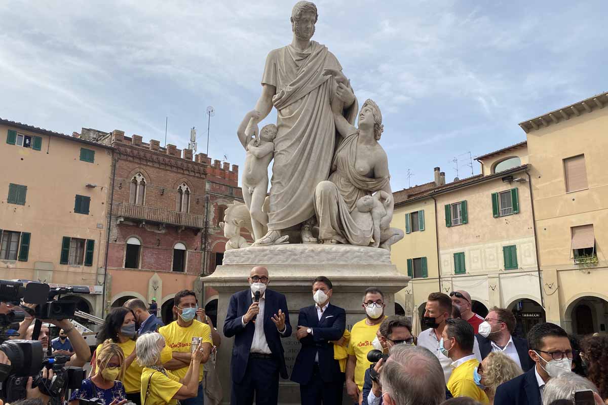 Conte con Culicchi sotto alla statua di Canapone