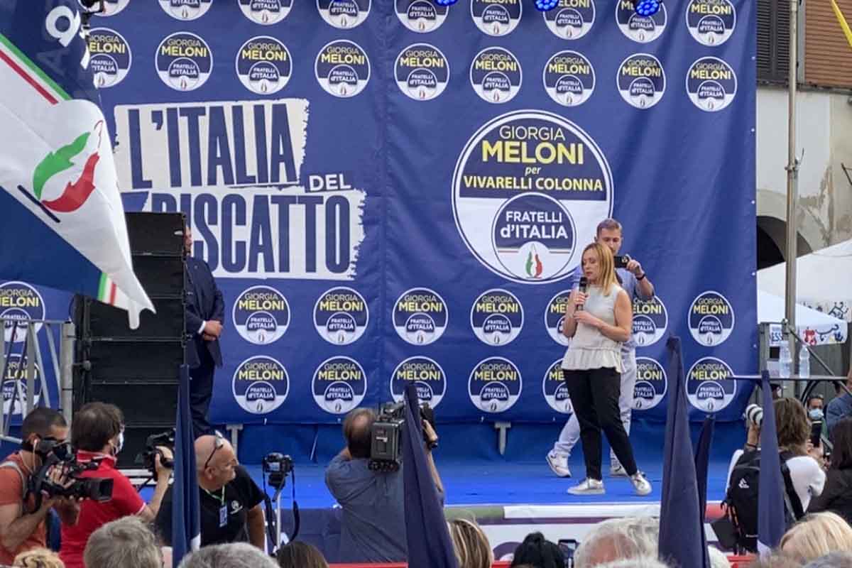 Giorgia Meloni sul palco in piazza Dante
