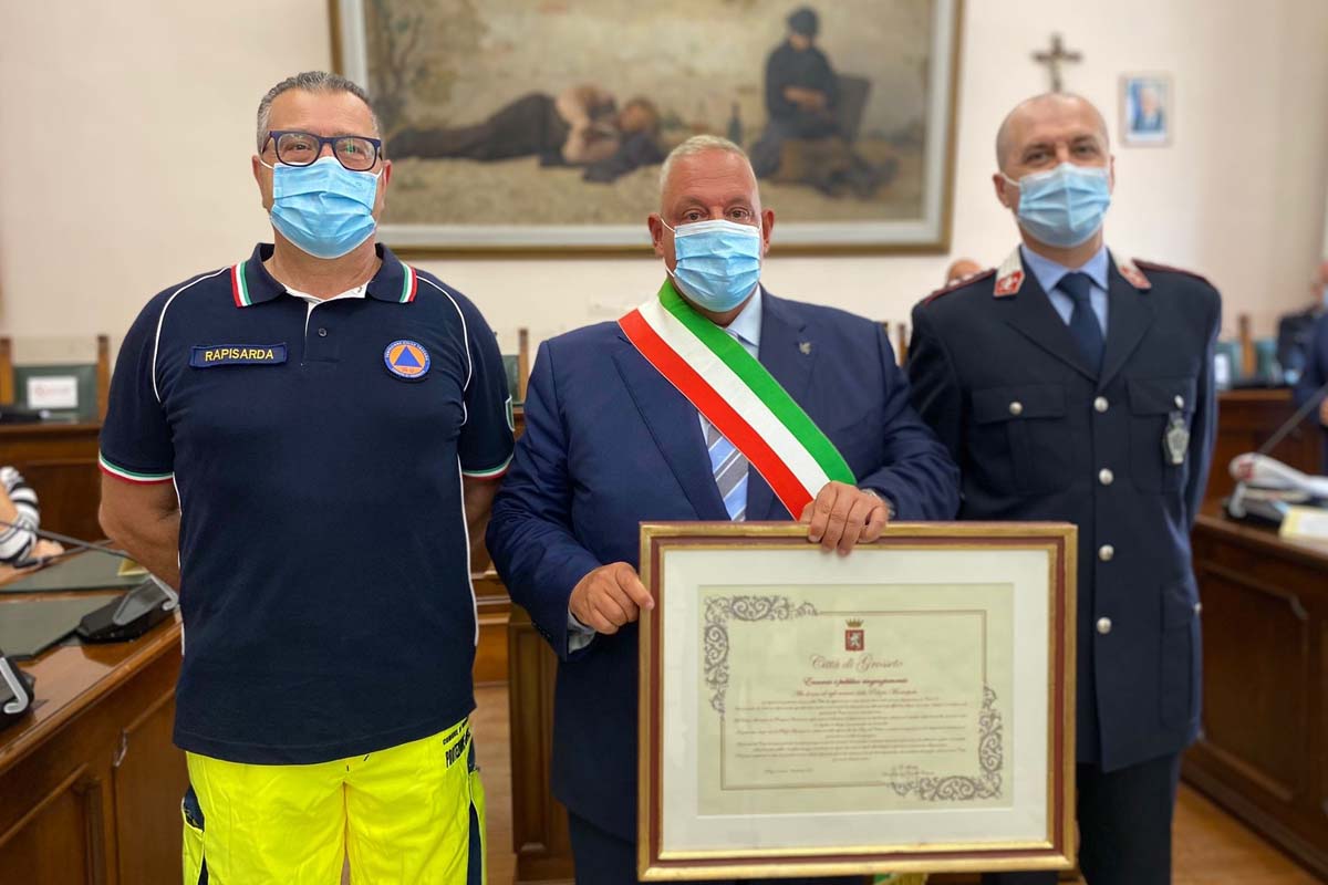 La consegna del premio da parte del sindaco a vigili urbani e protezione civile