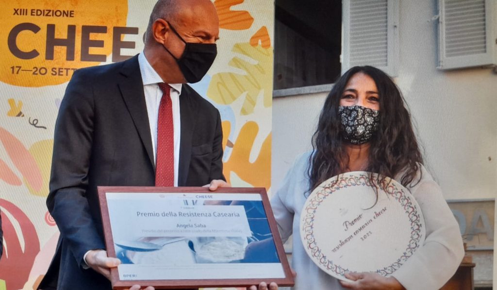 Angela Saba viene premiata con la "Resistenza casearia"