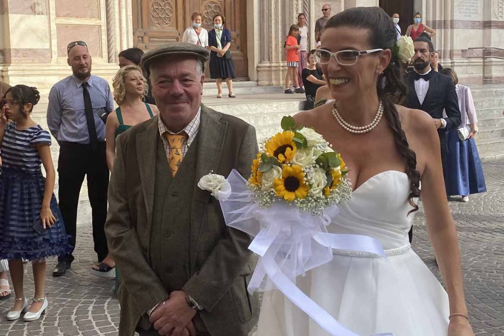 Samantha e Moreno all'ingresso in Comune