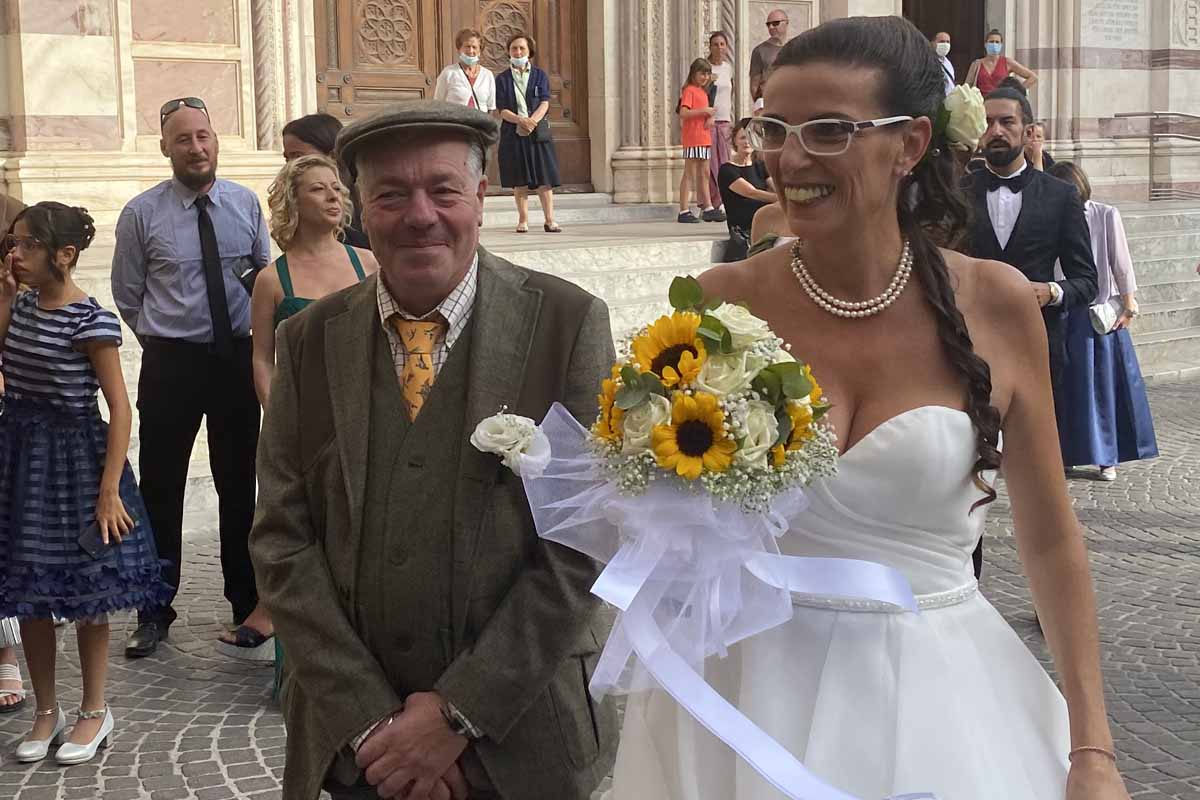 Samantha e Moreno all'ingresso in Comune