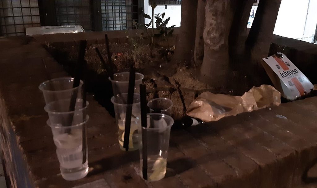 Bicchieri e bottiglie lasciate nelle aiuole in piazza San Francesco