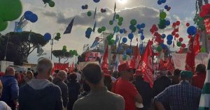 La manifestazione dei sindacati in piazza del Popolo a Roma