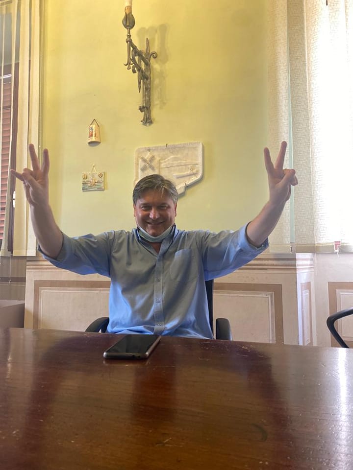 La gioia di Andrea Casamenti, rieletto sindaco di Orbetello