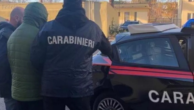 I carabinieri durante l'arresto