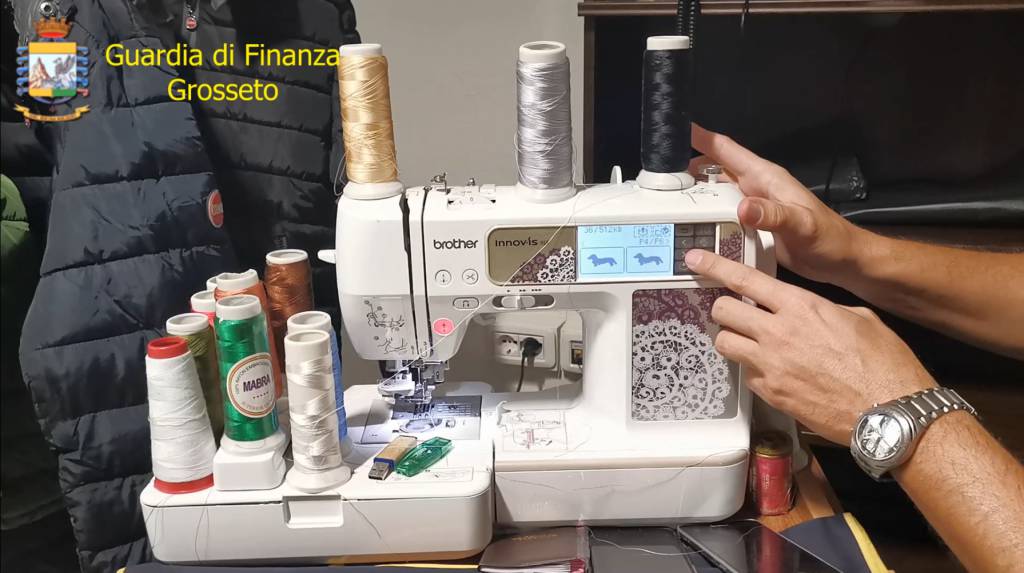 La macchina da cucire sequestrata dalla guardia di finanza