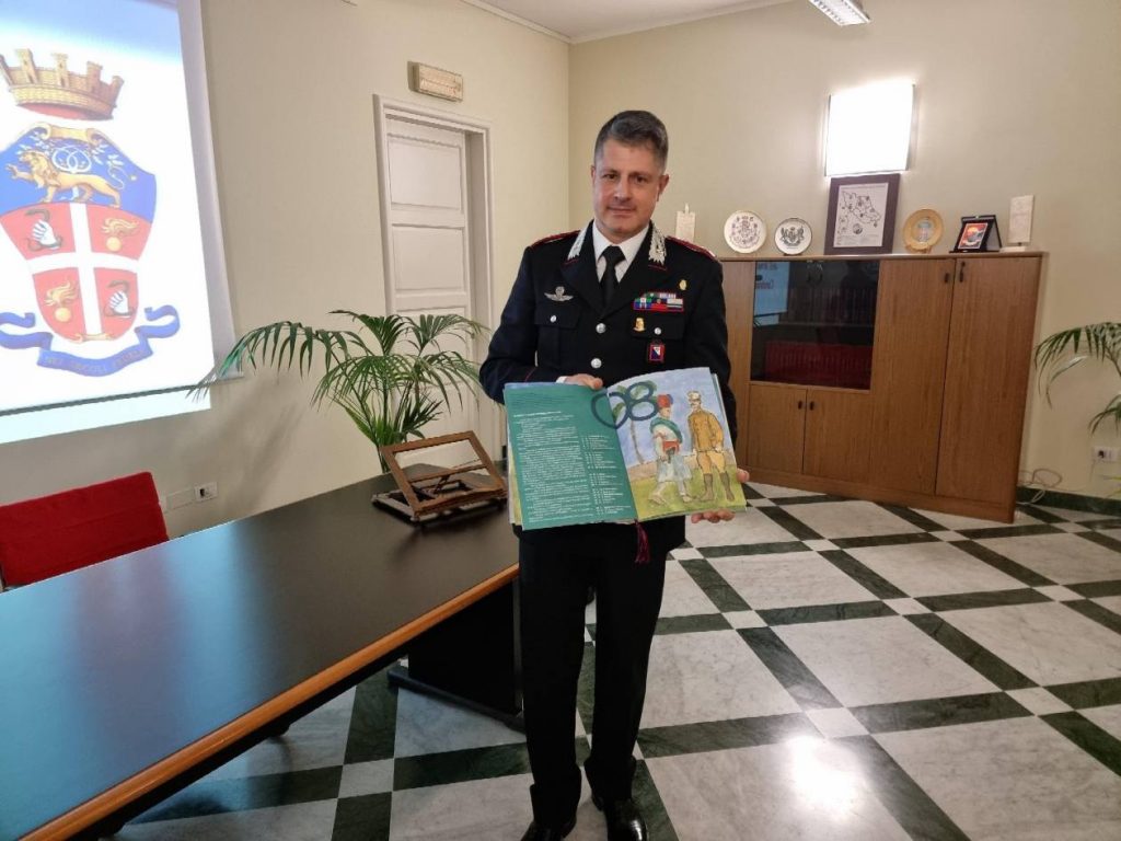 Il colonnello Giuseppe Adinolfi con il calendario dei carabinieri