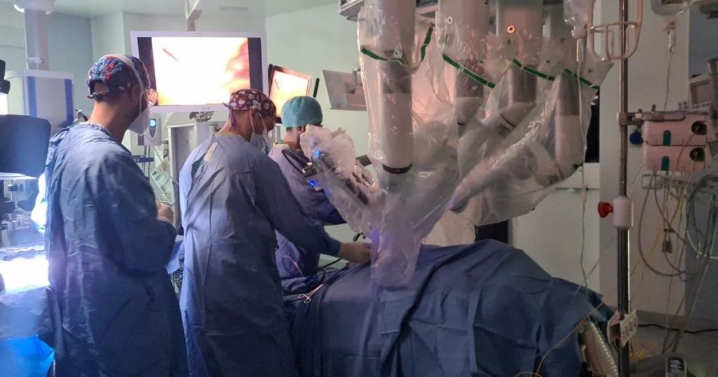L'equipe della chirurgia robotica durante un intervento