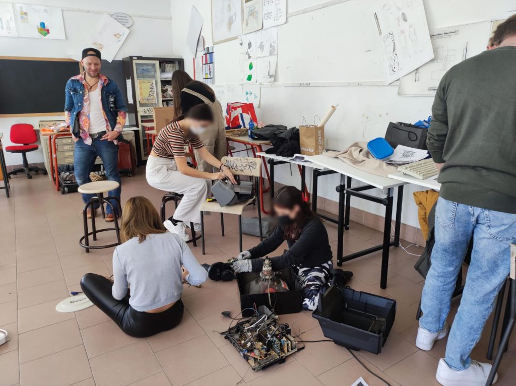 Roman Kroke al lavoro con gli studenti del liceo artistico di Grosseto