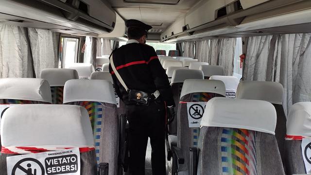 Carabiniere sull'autobus