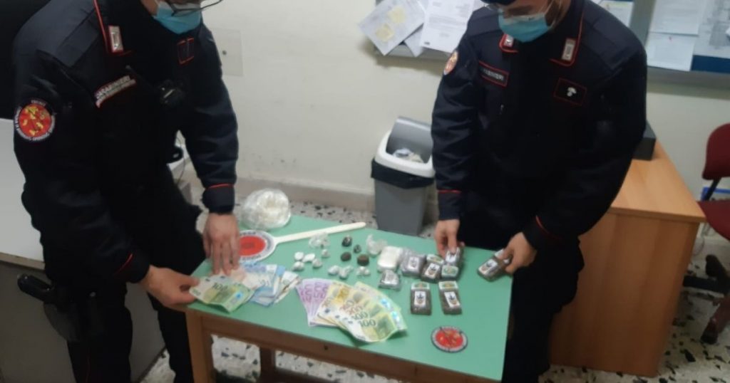 Due carabinieri con il denaro e la droga sequestrata