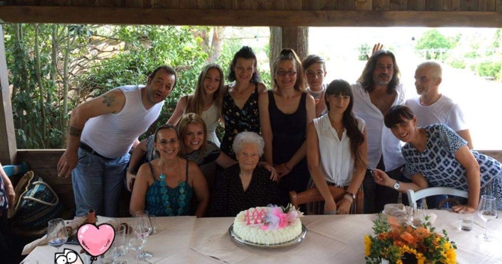 Giovanna Vagheggini il giorno del suo centesimo compleanno, circondata da due generazioni di nipoti