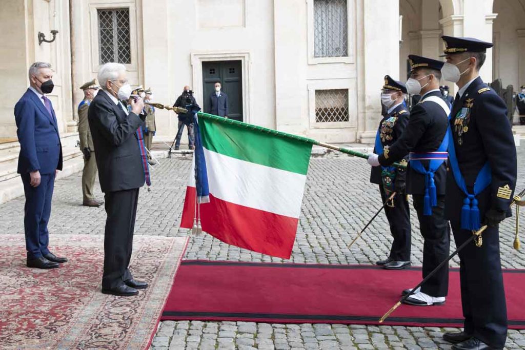 Il Presidente ha consegnato alla bandiera di guerra del 4° Stormo la croce di cavaliere dell'Ordine militare d'Italia
