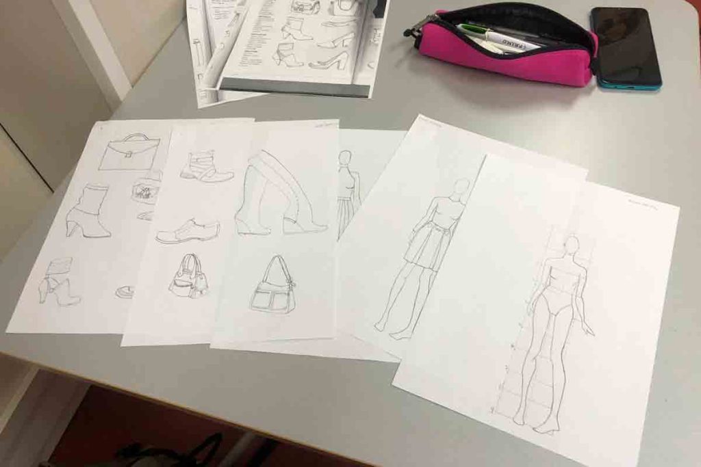 Alcuni modelli cartacei ai corsi dell'Accademia di moda
