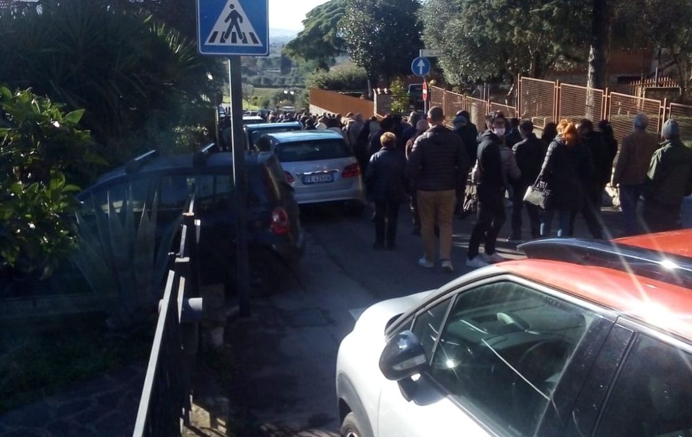 Folla al funerale di Mauro Giagnoni