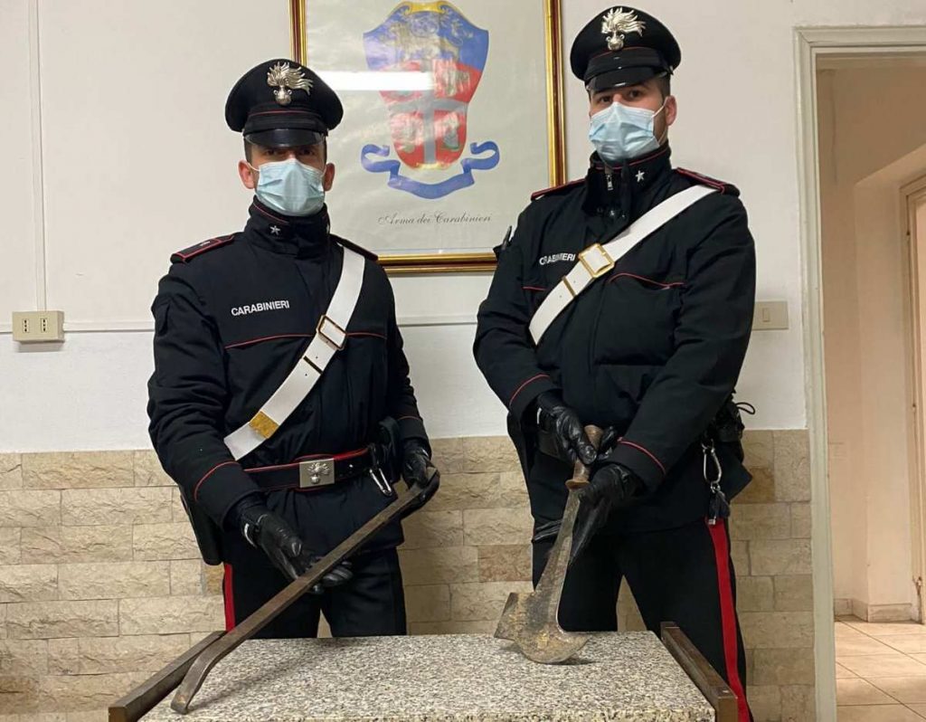 I carabinieri con gli arnesi sequestrati a Massa Marittima www.maremmaoggi.net