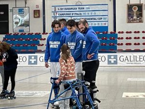 Una bambina con gli atleti del Galileo Follonica www.maremmaoggi.net