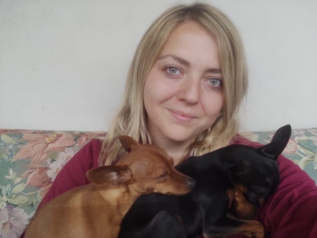 Erika Cipriani con le due cagnoline