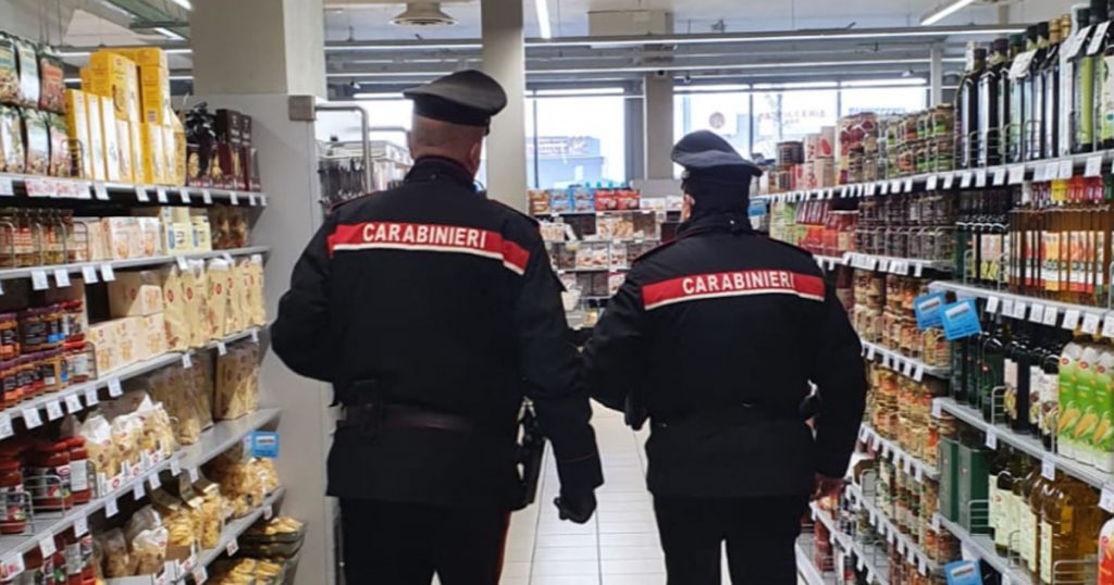 Carabinieri in un negozio (archivio)