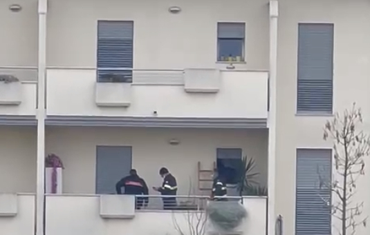 L'ingresso dei carabinieri nell'appartamento