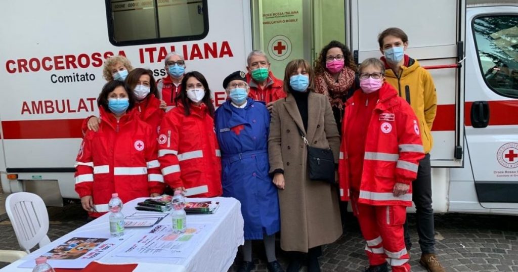 I volontari della Croce rossa di Grosseto con gli operatori delle malattie infettive del Misericordia