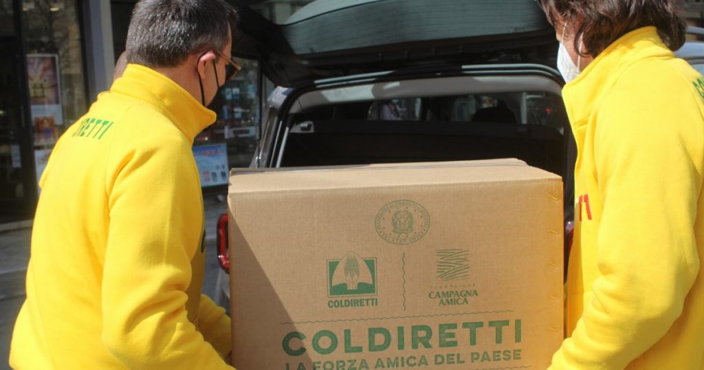 Operatori coldiretti consegnano i pacchi alimentari