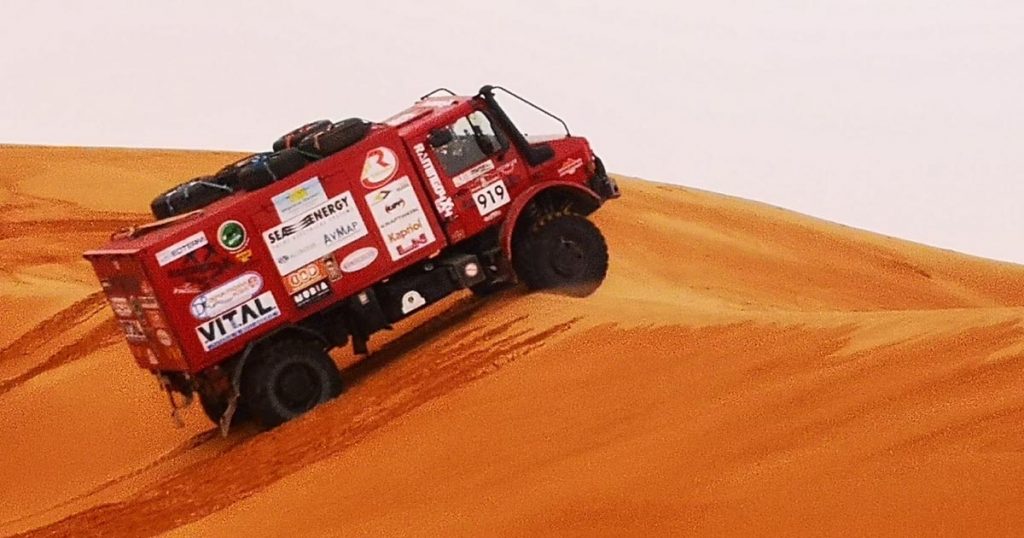 Il camion Mercedes di Luca Macrini nel deserto