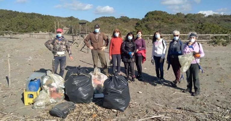Alcuni dei volontari con i rifiuti in spiaggia a Marina di Grosseto
