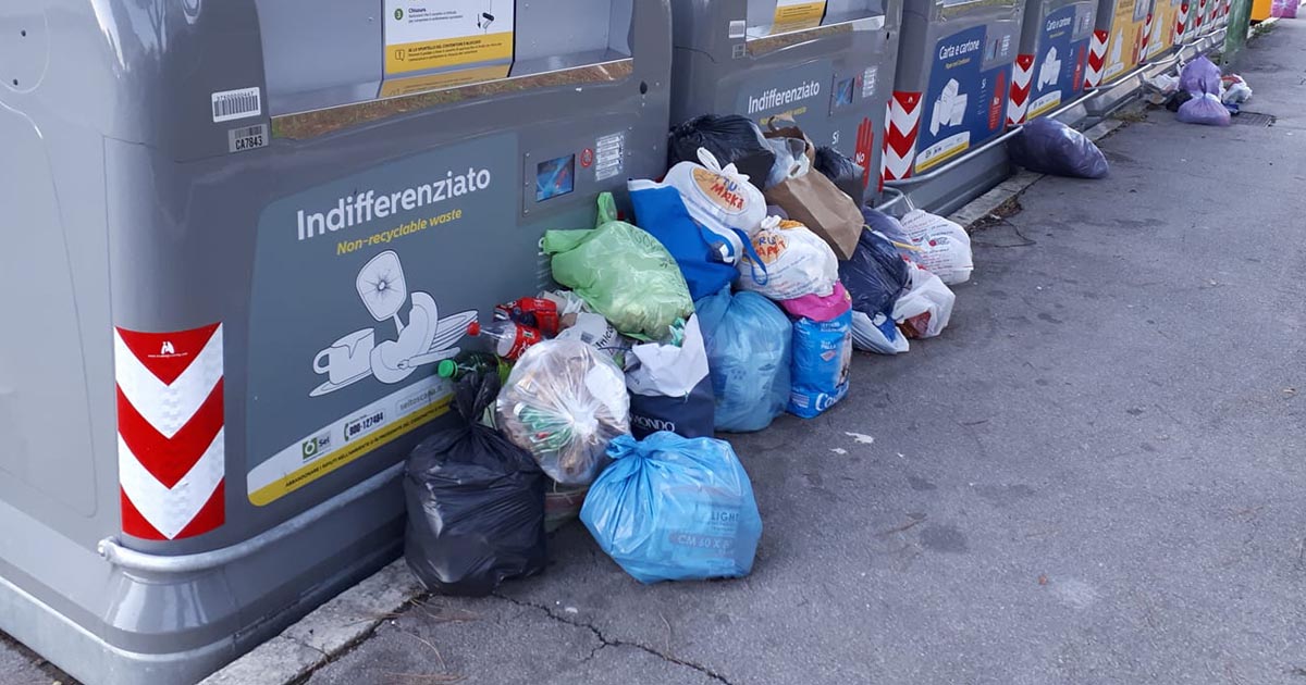 Rifiuti abbandonati accanto ai cassonetti di Sei Toscana