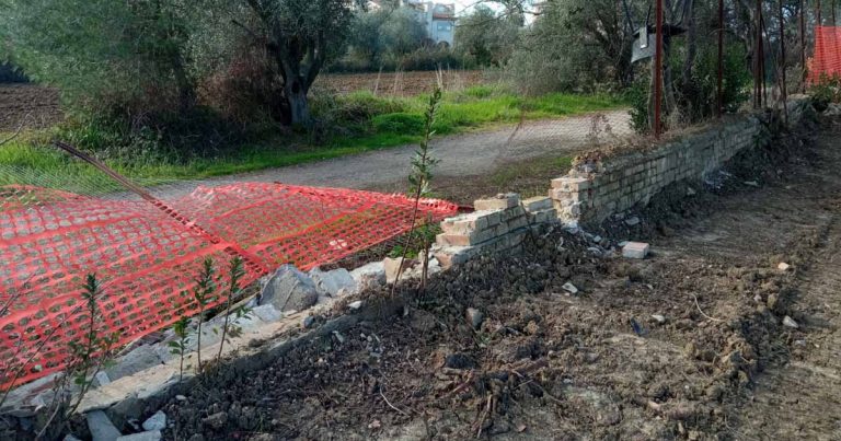 Recinzione e muretto abbattuti
