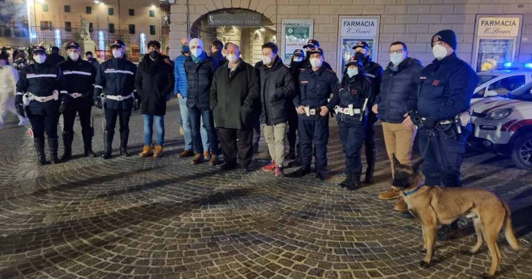 Sindaco, assessore, comandante della municipale, agenti e il cane: controlli notturni in centro