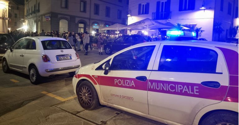 I vigili urbani in piazza Mensini